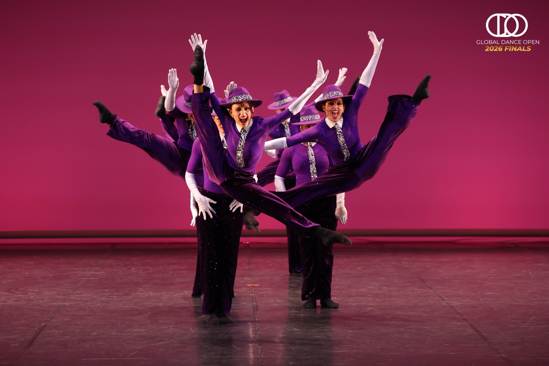 Tanzensemble von Move in Arts in violetten Kostümen auf der Bühne