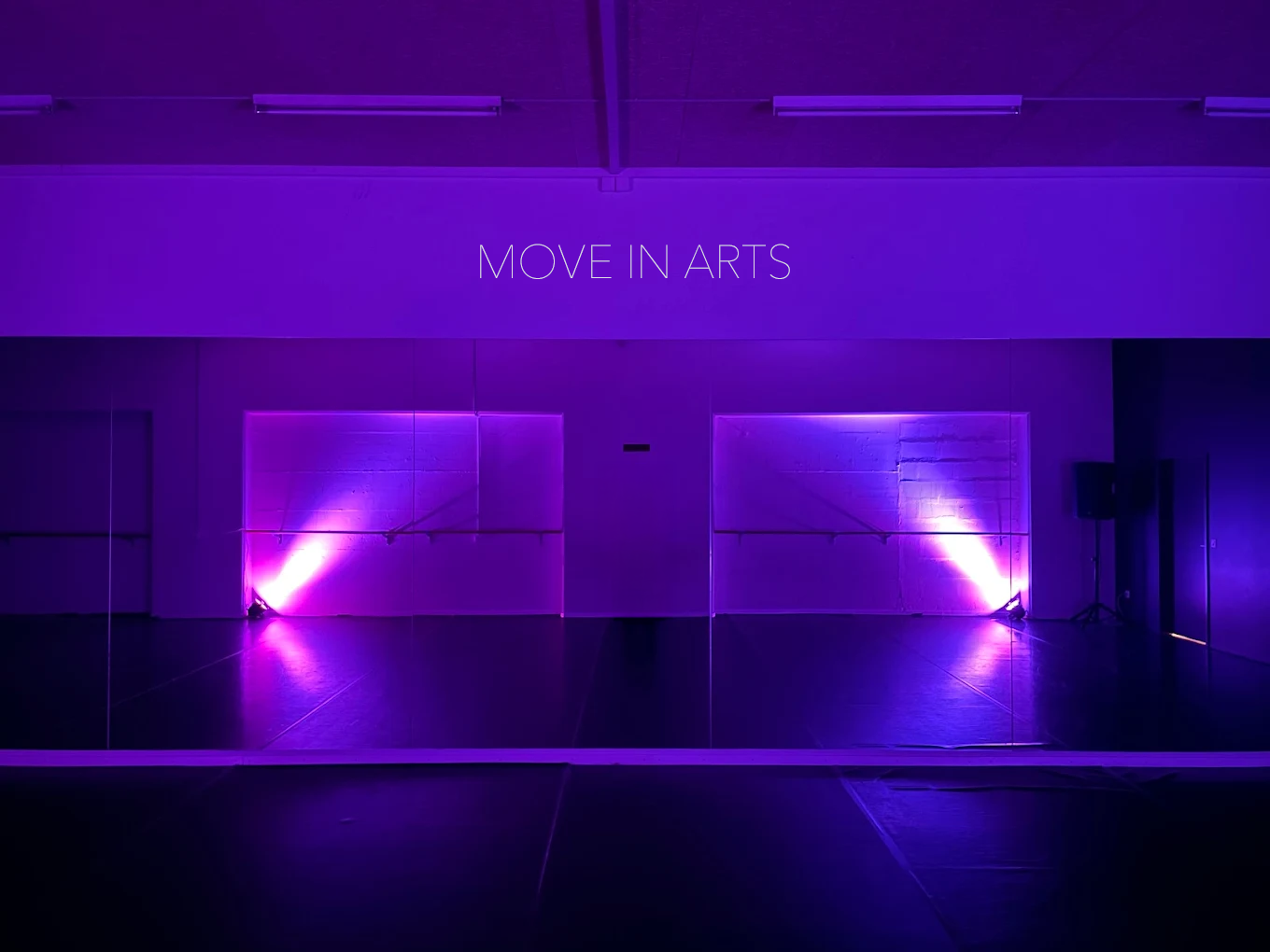 Tanzsaal von Move in Arts mit violetter Beleuchtung